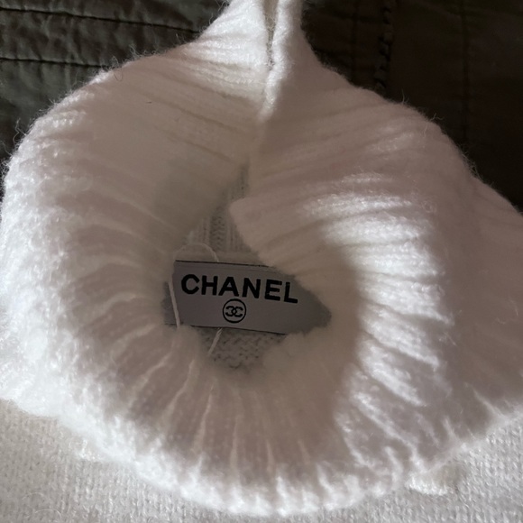 Chanel Coco beautiful Christmas sweater 😍 - Picture 5 of 16